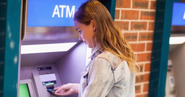 قبل ما تصرف المرتب.. 7 قواعد إتيكيت مهمة للتعامل أمام ماكينة الـ ATM