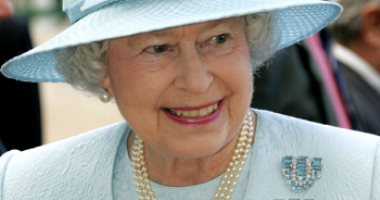 أشهر 7 بروشات ارتدتها الملكة إليزابيث الثانية.. لكل قطعة قصة