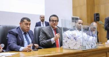 خالد عبد الغفار يشهد القرعة العلنية لاختيار أعضاء البعثة الطبية المصرية للحج