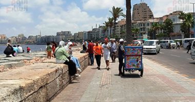 انتشار عربات الآيس كريم بكورنيش الإسكندرية لمواجهة حر الصيف.. فيديو وصور