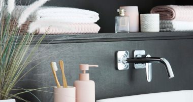 5 حيل ذكية لتوسيع الحمام بدون تكسير.. الفينيل والسلال الأبرز