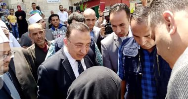 محافظ الإسكندرية يستمع لشكاوى المواطنين.. ويوجه بتطوير ميدان المساجد  