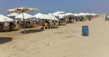 إقبال الآلاف على شاطئ بورسعيد هروباَ من ارتفاع درجات الحرارة.. لايف وصور
