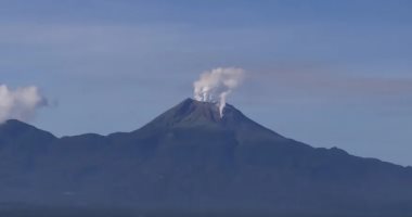 بركان "سانجاى" فى الإكوادور يطلق رمادا ويصدر أصواتا شبيهة بالانفجار