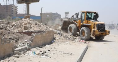 نظافة القاهرة ترفع تراكمات القمامة والأتربة بطول طريق الأوتوستراد.. صور 