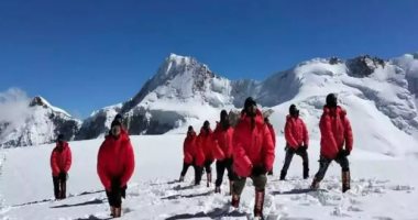 شرطيون هنود يمارسون "اليوجا" على ارتفاع 7 آلاف متر بجبال الهيمالايا