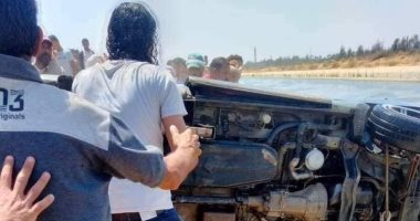 قوات الإنقاذ النهرى تنتشل جثة الضحية الثالثة فى حادث انقلاب سيارة صحراوى البحيرة