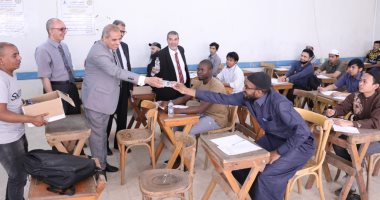 رئيس جامعة الأزهر يوزع مياها مثلجة على الطلاب بامتحانات كلية الدراسات الإسلامية
