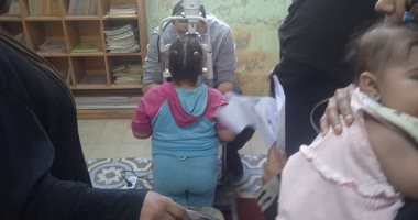 تطوعا من شباب الأطباء.. "أحمد" يشارك بصور قافلة طبية للعيون بقرية الحلة بقنا
