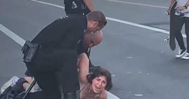 شرطى أمريكى يعتدى بوحشية على فتاة اقتربت من موكب الرئيس بايدن.. صور