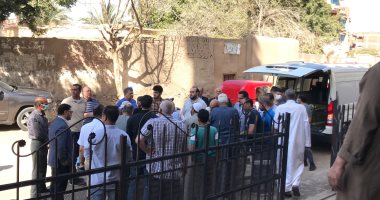 وصول جثمان المهندس عمرو نصار وزير التجارة السابق مقابر العائلة بالغربية