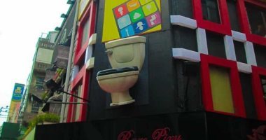 "المرحاض الحديث" أبرزها.. أغرب المطاعم حول العالم (فيديو)