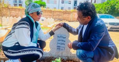 الشاب خالد فى صورة أمام قبر والدته: أشكر جميع من شارك فى العزاء