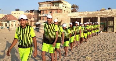 25 شابا يتطوعون لإنقاذ المصطافين على شاطئ العريش