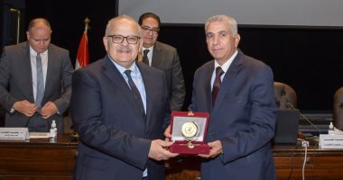 رئيس جامعة القاهرة يكرم 18 قيادة إدارية سابقة خلال اجتماع مجلس الجامعة