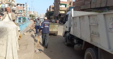 عمال النظافة يتحدون لهيب الشمس في شوارع كفر الشيخ.. صور