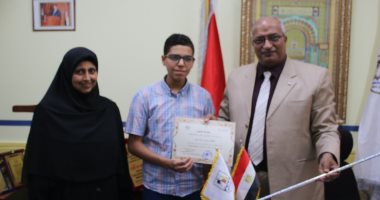 وكيل تعليم بنى سويف يكرم الفائز بالمركز الأول فى معرض صعيد مصر للعلوم