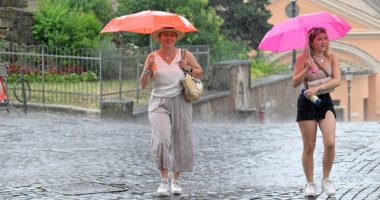 ناس هايصة وناس لايصة.. أمطار غزيرة فى شوارع روما وبولندا والعالم يتصبب عرقا