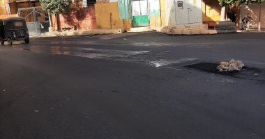 مدينة إسنا تواصل العمل فى خطة رصف الطرق والشوارع الرئيسية.. صور