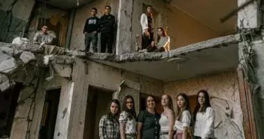 طلاب أوكرانيون يخضعون لجلسة تصوير التخرج داخل مبانى مدينتهم بعد الحرب
