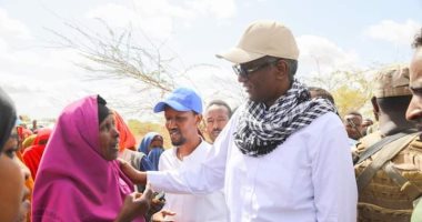 مبعوث رئيس الصومال للشئون الإنسانية يتفقد مخيمات النازحين لتقييم الجفاف