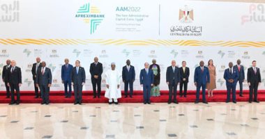 الرئيس السيسى يلتقط صورة تذكارية مع وفود اجتماعات البنك الأفريقى