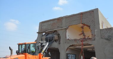 محافظ القليوبية يتابع أعمال إزالة مبنى مخالف بقرية سرياقوس بالخانكة