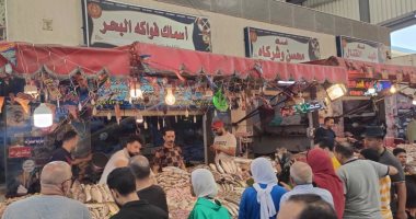 شاهد إقبال المواطنين على سوق الأسماك الحضاري ببورسعيد.. صور