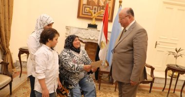 محافظ القاهرة يسلم "محروسة سالم" ترخيص كشك مجهز تنفيذا لتوجيهات الرئيس