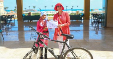 وزيرة البيئة تسلم دراجات للفائزين فى مسابقة "صحتنا من صحة كوكبنا"