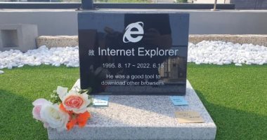 للدعابة.. شخص يقيم نصبا تذكاريا باسم إنترنت إكسبلورر على قبر تخليدا لجودته