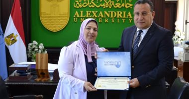 رئيس جامعة الإسكندرية يكرم "آمال فرغلى" الأم المثالية على مستوى المحافظة