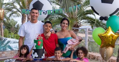 بتورتة وبلالين كرة قدم.. رونالدو وأسرته يحتفلون بعيد ميلاد ابنه جونيور "صور"