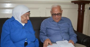 محافظ بورسعيد يهدي أقدم عاملة بمدرسة "سانت ماري" رحلة عمرة 