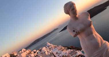 الجزيرة الرومانسية فى اليونان بين تمثال فينوس والكهوف الساحلية وتاريخ العصر الحجرى