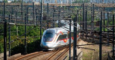 تشغيل خط سكة حديد "بكين ووهان" فائق السرعة بسرعة 350 كم فى الساعة.. صور