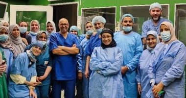 طبيب مصرى يجرى 40 عملية جراحية لإنقاذ حالات مهدّدة بالعمى فى ليبيا