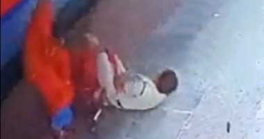 شجاعة شرطى هندى.. أنقذ سيدة قبل لحظات من دهسها تحت عجلات قطار مسرع.. فيديو
