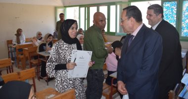 محافظ شمال سيناء يتفقد لجان امتحانات الثانوية العامة بالعريش