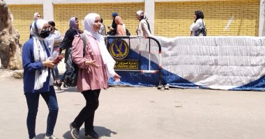 طلاب الثانوية العامة ببورسعيد يشكون من صعوبة امتحان الجبر والهندسة