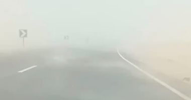 عاصفة ترابية تضرب المدن الشمالية بالبحر الأحمر وانعدام الرؤية على الطرق الخارجية