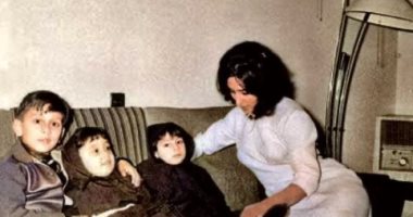 صور نادرة لـ جارة القمر "فيروز" بصحبة أبنائها في مرحلة الطفولة