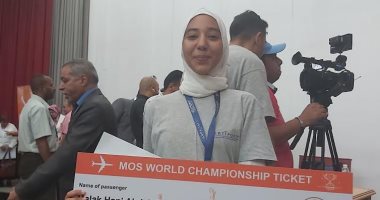 مدير "تعليم السويس" يهنئ طالبة بعد تصعيدها لتمثيل مصر بمسابقة "مايكروسوفت" بأمريكا