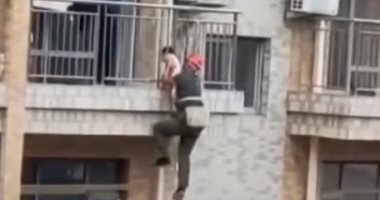 لحظة إنقاذ طفل معلق على ارتفاع أكثر من 40 مترا في الصين.. "فيديو"
