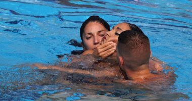  لحظة إنقاذ سباحة أمريكية من الغرق بعد تعرضها لإغماء.. صور