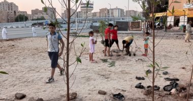 من مصروفهم.. أطفال عمارات السويسرى بمدينة نصر يحولون مكان القمامة لحديقة