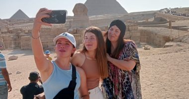 بعثة ناشئات اليونان للجولف سعيدة ومنبهرة بزيارة الأهرامات