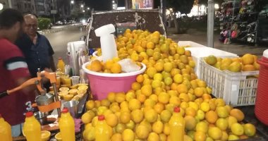 "مؤمن" ترك الصعيد وسافر دمياط ليصبح علامة مميزة في تقديم عصير البرتقال.. فيديو