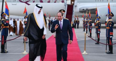 الرئيس السيسي يستقبل الأمير تميم بن حمد بمطار القاهرة