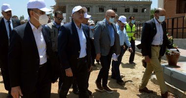 رئيس الوزراء يتفقد شوارع قرية نهطاي ويستمع لشرح عن المشروعات الجارى تنفيذها